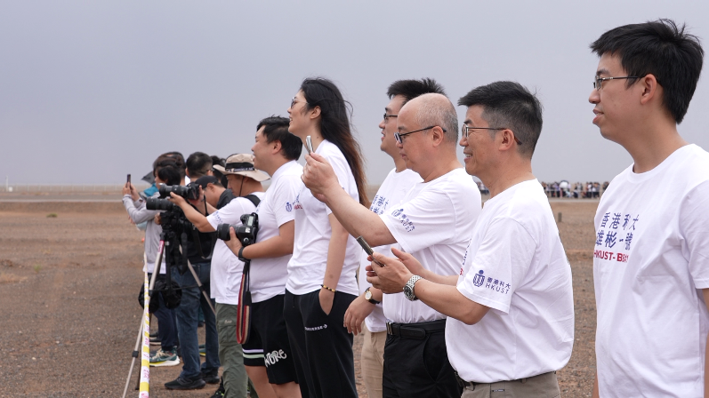 Prof Zhang Limin with alumni, students, and donors.