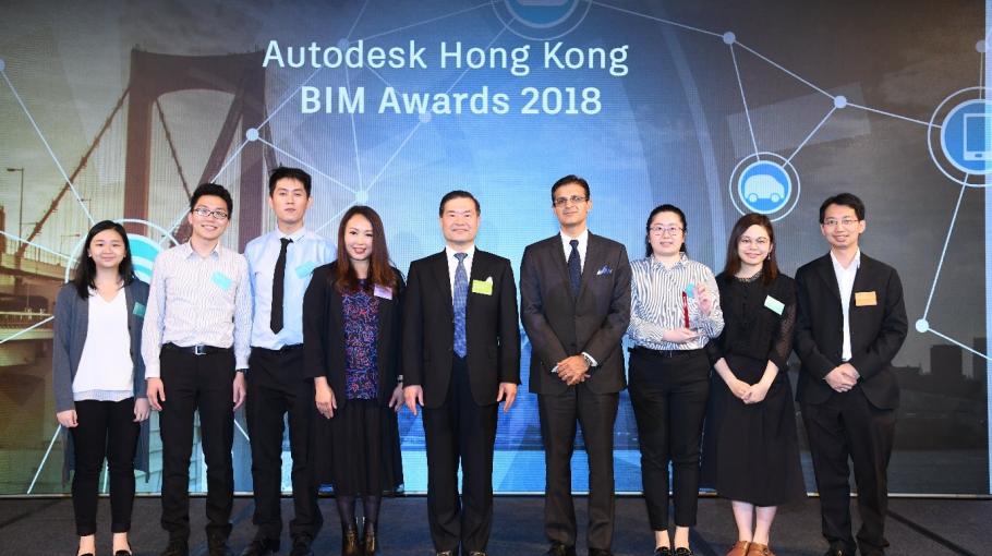 Prof. Jack Cheng (right) and the students receiving the award from Dr. Lee George Lam, Chairman of the Board of Directors of The Hong Kong Cyberport Management Co. Ltd. (middle), Mr. Bhupesh Lall (fourth from right) and Dr. Wendy Lee (fourth from left)