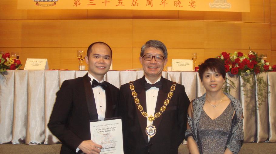 Dr. Kelvin T W NG receiving the Grand Prize of the The HKIE Innovation Awards for Young Member 2010