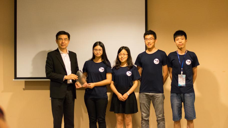 The head of School of Engineering of Chulalongkorn University award the championship to HKUST team.