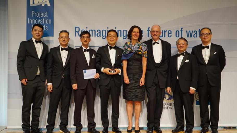 Prof CHEN Guanghao (fourth left) and his research team received the Bronze Medal of Project Innovation Awards from Diane D’Arras (fourth right), President of International Water Association (IWA) at the IWA World Water Congress and Exhibition on September 17, 2018