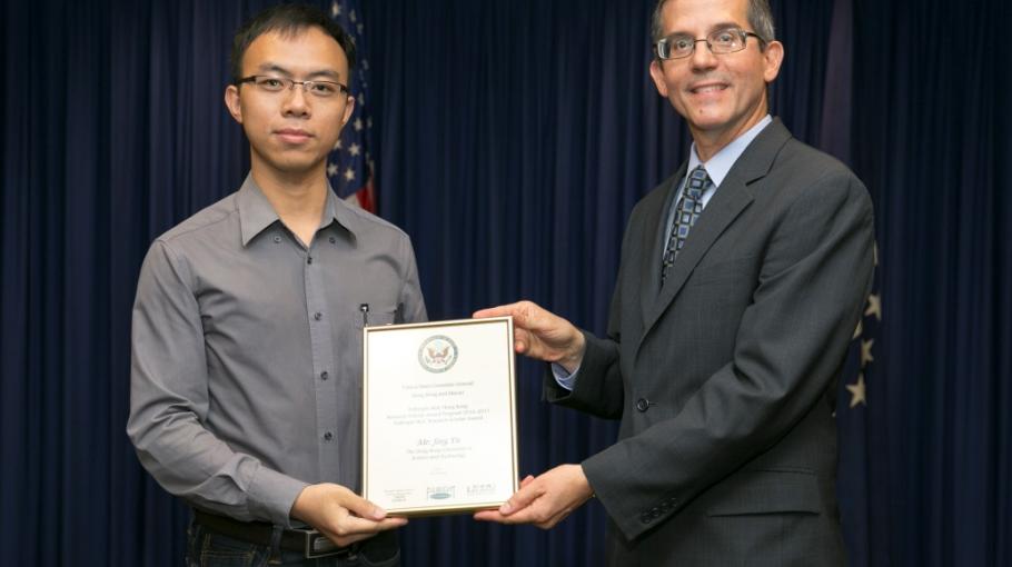 Mr. Jing Yu (Left) with Mr. Thomas Hodges (Deputy Consul General, U.S. Consulate, Hong Kong)