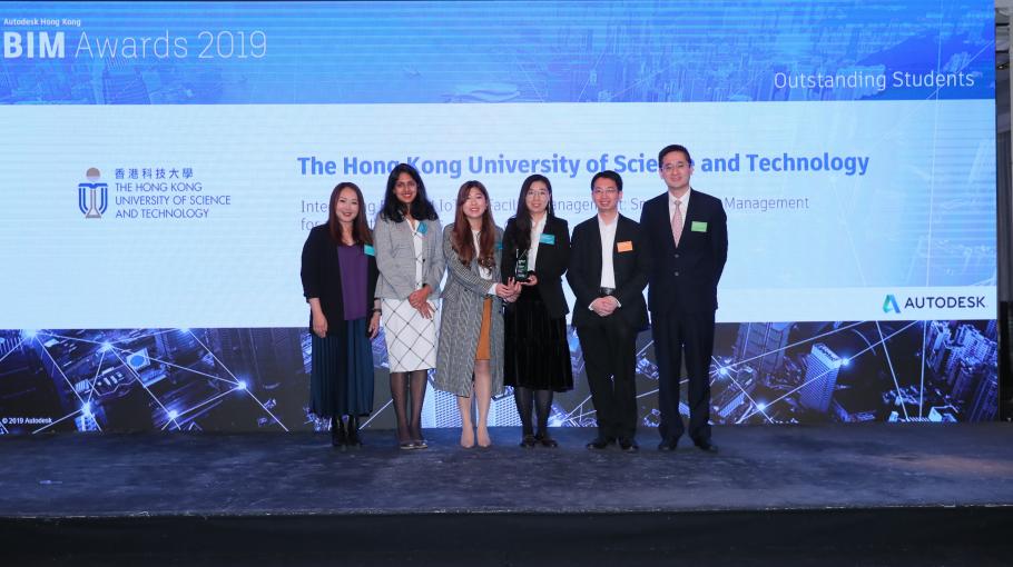 Prof. Jack Cheng (second from right) and his students receiving the award.