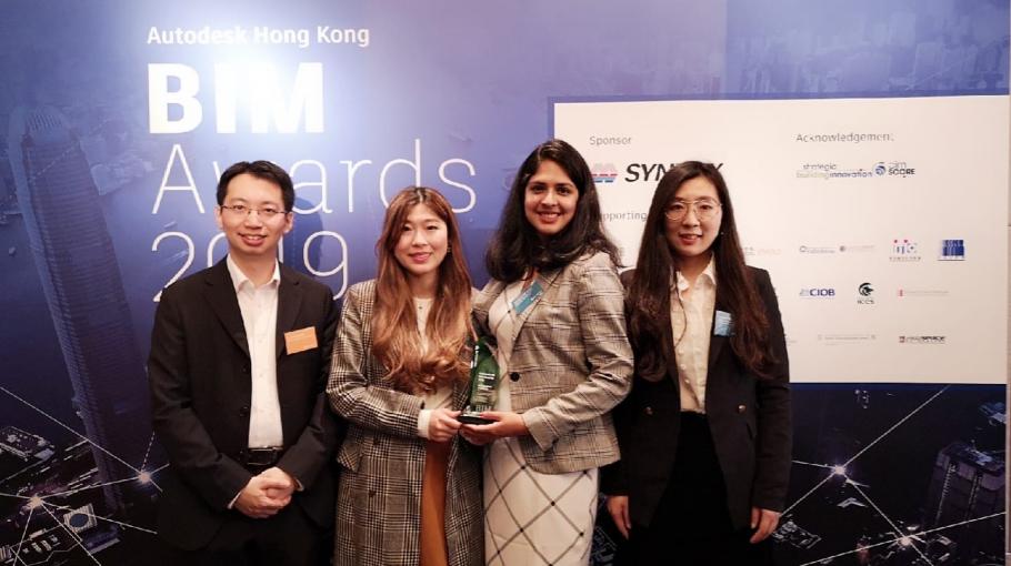 Prof. Jack Cheng (left) and his students received the award.