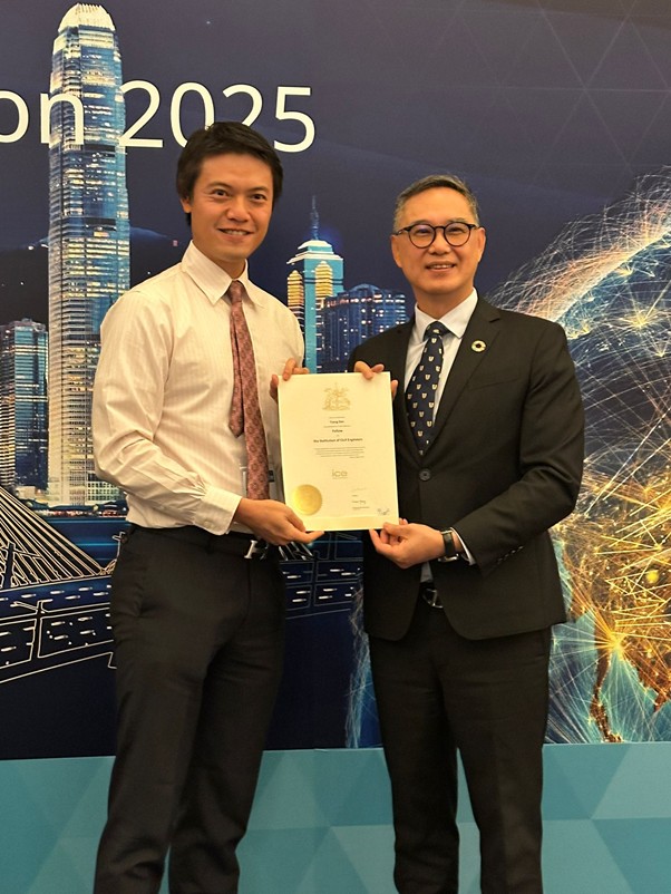 Ir Ricky Lau presenting the fellowship certificate to Prof. Dan Tsang at the reception